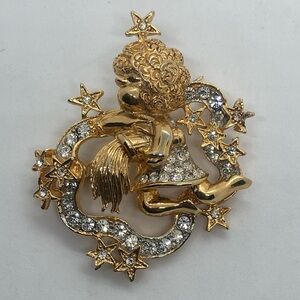 Vtg Simon Chang Gold Tone & Rhinestone Cherub Angel Cupid Brooch / 2” x 1.8”
